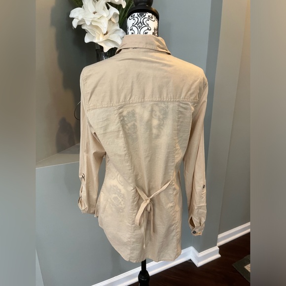 Nine West Jeans size medium tan button down shirt - Picture 8 of 9